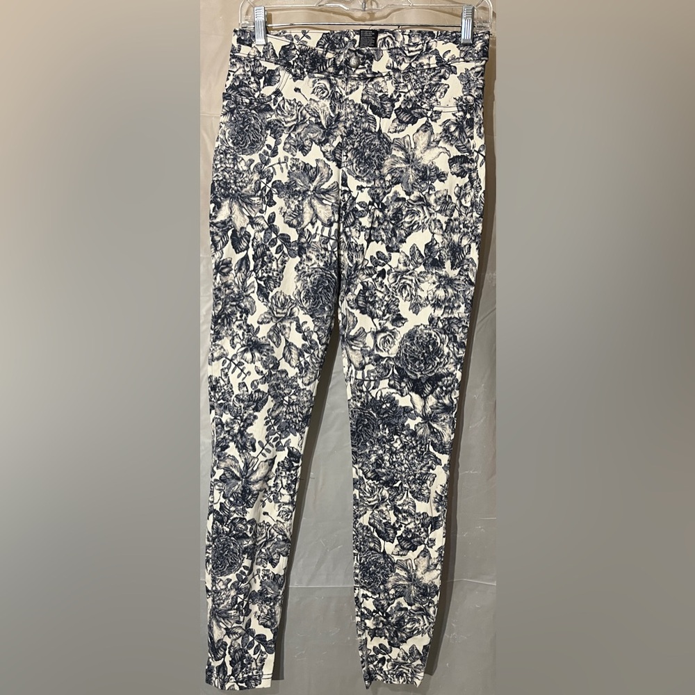 HUE Tuscan Floral Ultra Soft Denim High Waist Leggings Size M (NWOT)